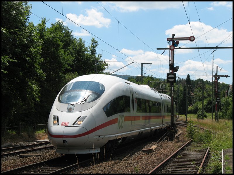 Der frisch getaufte ICE  Aalen  (403 509/403 009) fuhr am Nachmittag des 21.06.2008 nach der Zugtaufe in Aalen zurck nach Mnchen. Hier erreicht er gerade den Bahnhof Goldshfe, wo er aus betrieblichen Grnden einen Halt von 20 Minuten einlegte.