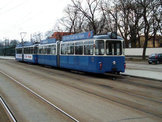der frisch Hauptuntersuchte Beiwagen 3005 war am 23.03.05 auf der Linie 21, hier am Westfriedhof, unterwegs.