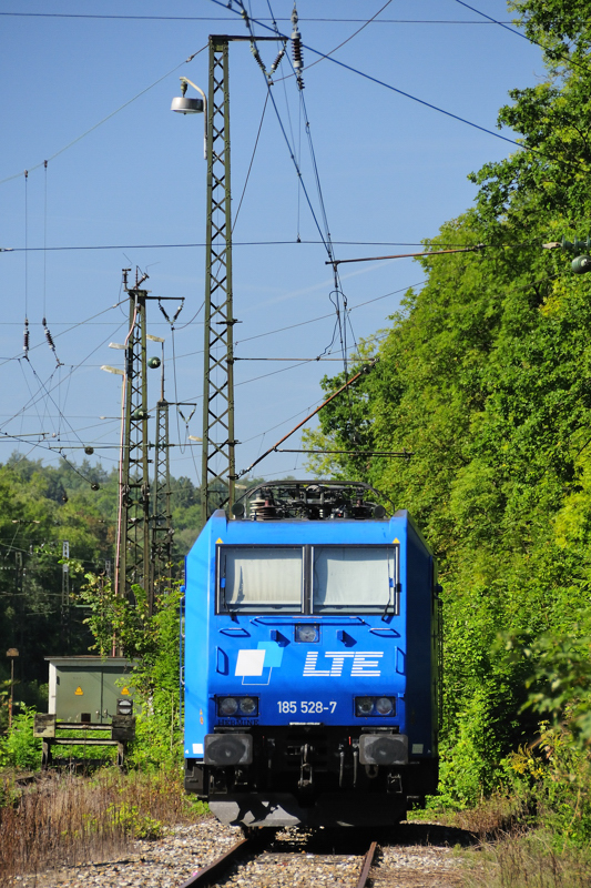 Der fr�he Vogel findet den besonderen  Wurm : Erstmalig in Neuoffingen, Richtung G�nzburg, steht in einem der Auszugsgleise 185 528-7 der LTE. Stilleben zur  Brotzeit . (31.08.09).