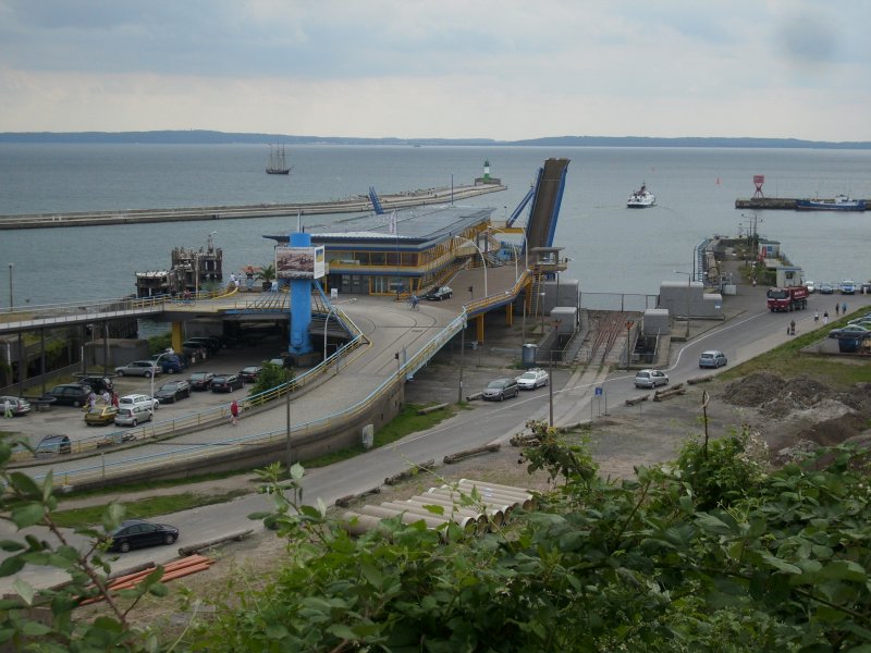 Der fr�hre F�hrhafenbahnhof Sassnitz-Hafen im Jahr 2009.Auf der F�hrbr�cke sind die letzten �brig gebliebenen Gleise nach dem R�ckbau zusehen.