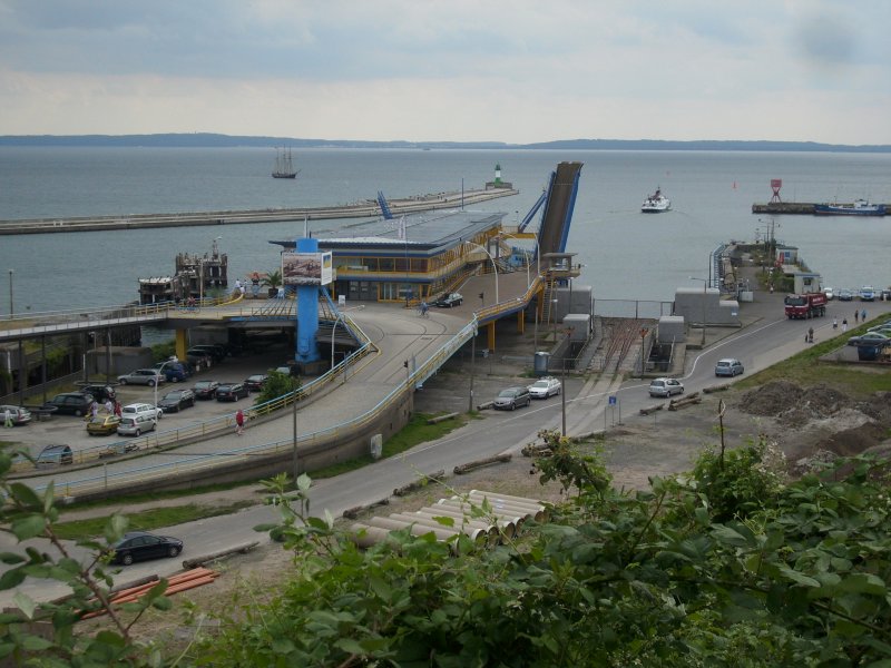 Der frhre Fhrhafenbahnhof Sassnitz-Hafen im Jahr 2009.Auf der Fhrbrcke sind die letzten brig gebliebenen Gleise nach dem Rckbau zusehen.