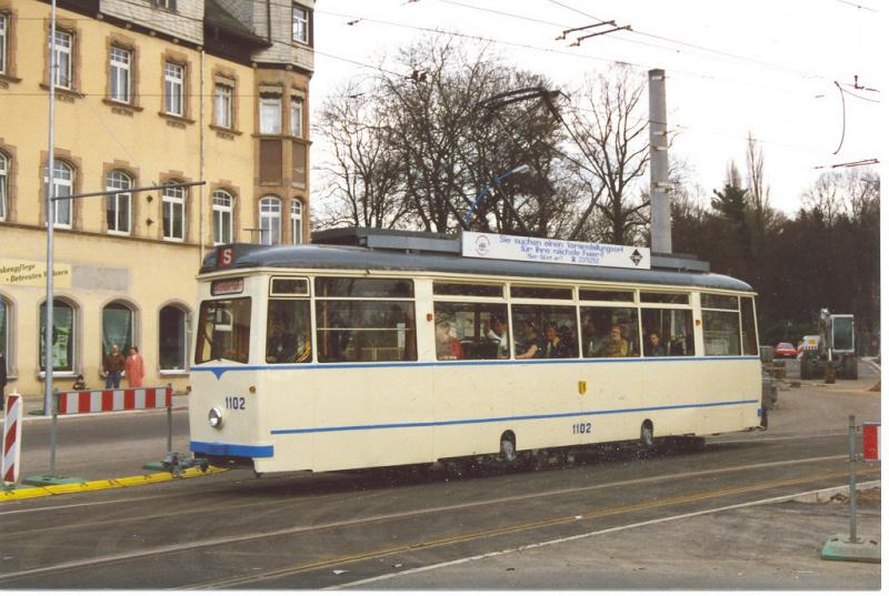 Der frhrere ATw 1102 des NVK entstammt der Serie des ET 54. Er kam 1987 von den Dresdner Verkehrsbetrieben. Der groe berhang des Schneepfluges in den Gleisbgen verhinderte jedoch seinen Einsatz als Winterdienst-Tw. 1997 wurde dieser Tw in einen Partywagen umgebaut. Als das Bild im Februar 2001 an der Wendeschleife Altchemnitz aufgenommen wurde, wurde diese gerade fr die Einbindung der CITYBAHN CHEMNITZ umgebaut. Zwischen dem Aufnahmedatum und Sommer 2003 erhielt der ET 54 der CVAG die neue Nummer 801.