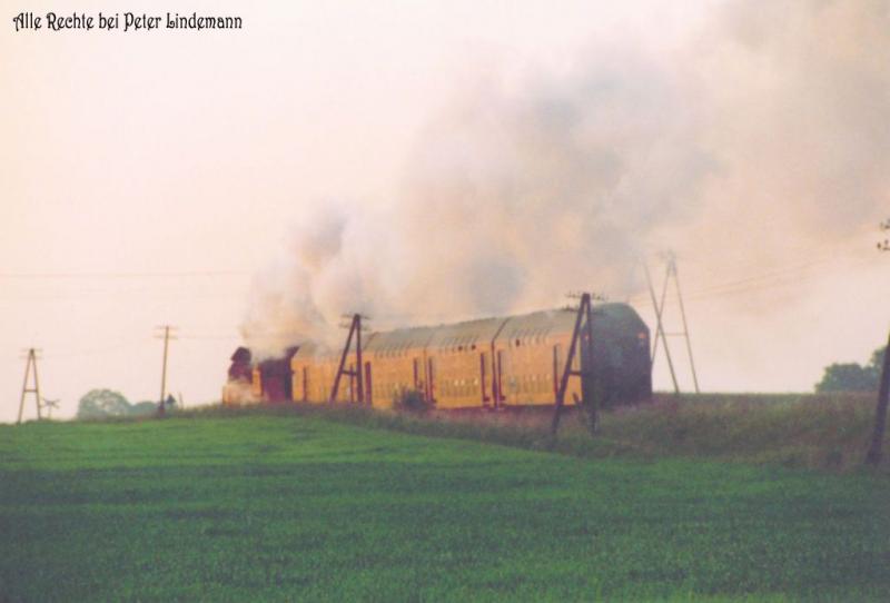 Der Frhzug nach Posen um 5:19 in der Maisonne des noch kalten Tages. Ol49-69 bei Adamowo, 2002.