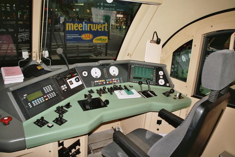 Der Fhrerstand der ES 64 U2 - 098 TXL, am 07.03.04 in Zrich HB