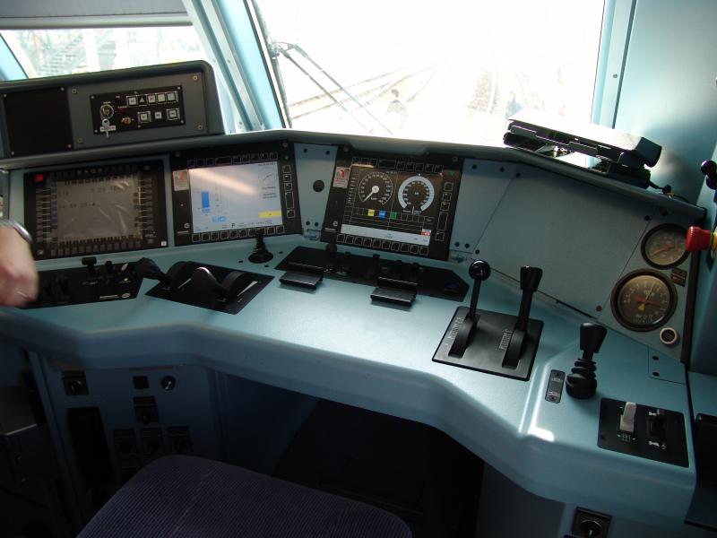 Der Fhrerstand der Re 484 007 am 23.10.04 in Olten