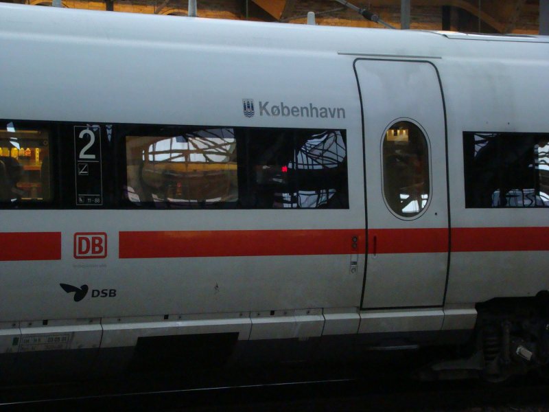 Der fr die DSB umgebaute ICE-TD mit dem Namen  Kbenhavn  steht am 29.12.2007 Berlin Ostbahnhof.