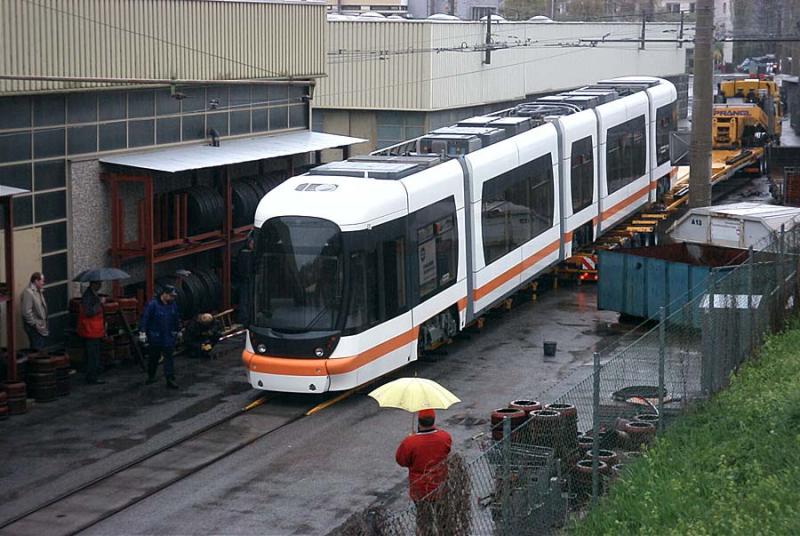 Der fr Eskisehir bestimmte Triebwagen wird zur Demonstration nach Innsbruck gebracht -> das erste Niederflurfahrzeug auf dem Innsbrucker Netz. 19. April 2004
