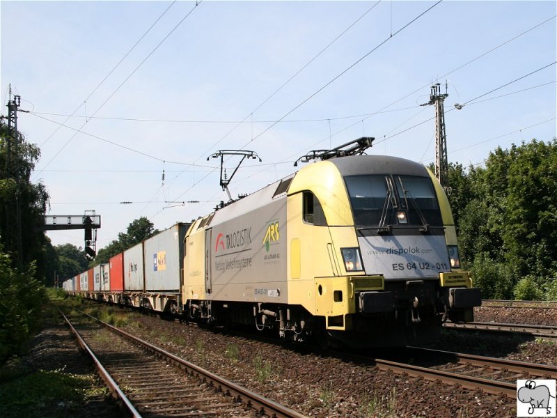 Der fr TXLogistik fahrende Eurosprinter (ES) 64 U2 - 011 erreicht die Stadt Frth / Bayern am 30. Juli 2008 mit einen Containerwagen-Ganzzug.
