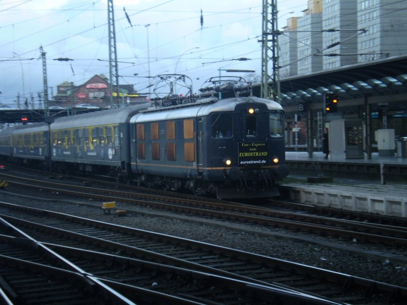 Der Fun-Express fhrt am Abend in den HH-Hbf ein.  