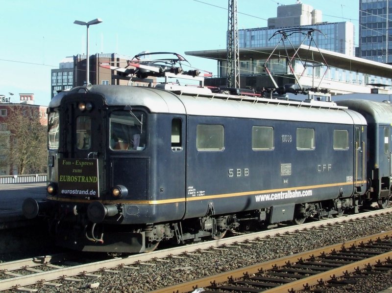 Der Fun-Express zum Eurostrand, hier auf dem Weg gen Kln, steht im Essener Hbf, gezogen von einer alten SBB Re 4/4. (08.02.2008)