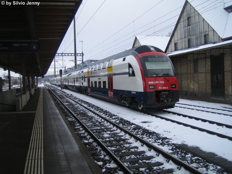 Der funknagelneue RABe 514 054-6 wird vom RABe 514 035-5 am 12.2.09 in die Unterhaltsanlage Oberwinterthur geschleppt.