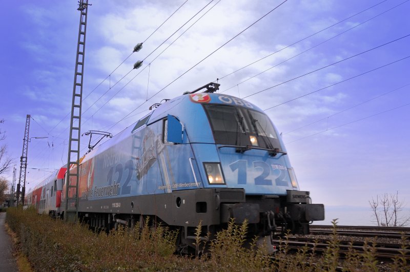 Der ganze Vormittag wolkenverhangen... nach Entdecken und Spurt zum Bodenseedamm mit strahlenden  2  Minuten und einer Wolkenformation genau ber 1116 250-0  Feuerwehr  entschdigt. (Lindau Hbf, 23.12.2008).