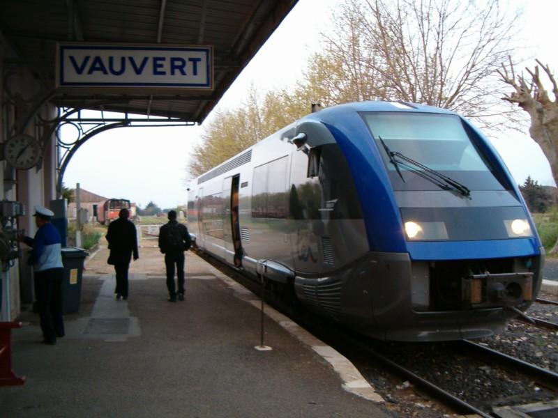 Der ganzjhrig verkehrende  Morgenzug  von Le Grau du Roi nach Nmes am  15.04.2004 morgens um 07:10 in Vauvert. Meistens wird dieser Zug in der Periode  Herbst bis Frhling , wie jetzt hier , mit einem X 73500 und im Sommer mit einem X 72500 gefhrt. Es kommt aber oft vor, dass dieser Zug mit einem lteren X 4500 gefhrt wird.