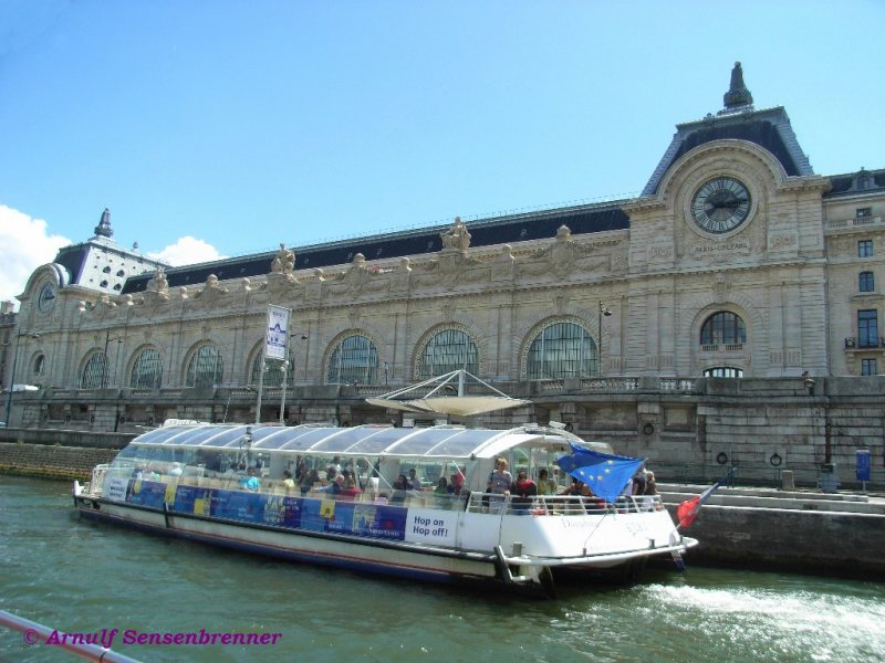Der Gare d’Orsay wurde 1900 anlsslich der in Paris stattfindenden Weltausstellung erffnet.
Der Endbahnhof der Eisenbahngesellschaft Paris-Orlans, der Gare d’Austerlitz lag etwas abseits des Stadtzentrums. Daher baute die P-O diesen sehr zentral gelegenen reprsentativen Bahnhof, der von Beginn an ob der exponierten Lage elektrifiziert wurde. Er war der letzte der groen Pariser Kopfbahnhfe, die gebaut wurden. Seien zentrale Lage wurde ihm allerdings als Bahnhof auch zum Verhngnis, da es keinerlei Mglichkeiten gab die Bahnsteige und Gleise zu verlngern. Fr den Fernverkehr wurde er daher bereits 1939, nach Grndung der SNCF, stillgelegt. Er beherbergt heute das Kunstmuseum Muse d´Orsay.
25.06.2007
