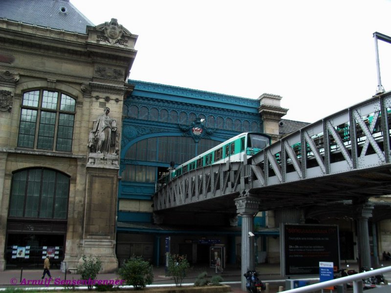 Der Gare d'Austerlitz ist einer der sechs groen Kopfbahnhfe von Paris. 
Der Name des Bahnhofes stammt von der mhrischen Stadt Austerlitz, bei der Napolon in der Dreikaiserschlacht am 2. Dezember 1805 gegen die sterreichisch-russischen Truppen gesiegt hatte. 
Schon 1840 wurde ein erster Bahnhof an der Stelle des heutigen errichtet.
Zwischen 1862 und 1870 wurde der heutige Bahnhof neu errichtet. 
Die Metrolinie 5 verbindet seit 1906 den Bahnhof mit dem Stadtzentrum.
27.06.2007