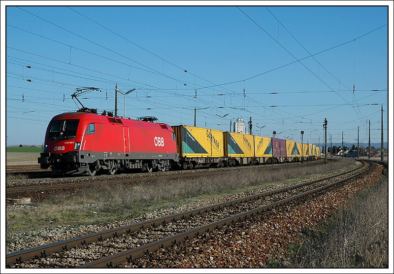 Der Garnter Zug von Thessaloniki nach Lambach wurde am 11.3.2007 von der ehemaligen „Licht ins Dunkel“ Werbelok 1116 100 bespannt. Aufnahme bei der Durchfahrt in Gramatneusield.