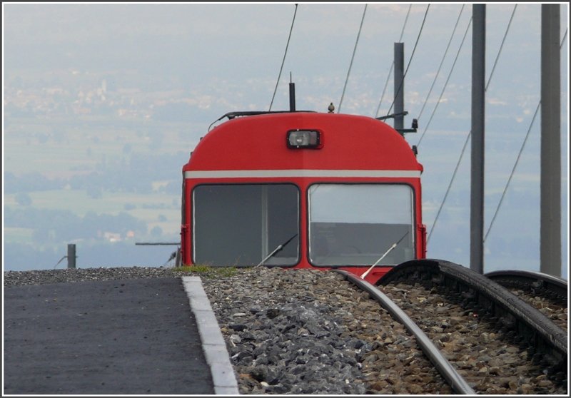 Der Gefllsbruch in Stoss ist markant, wenn auch als Teleaufnahme etwas bertrieben. Der Regio 151 nach Altsttten Stadt entschwindet langsam aus dem Blickfeld. (12.06.2008)