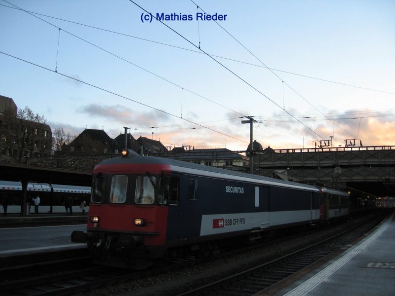 Der Gefangenenzug bei der Einfahrt in den Bahnhof Winterthur am 3.12.07 Der RBe 540 069-2 befindet sich am Schluss.