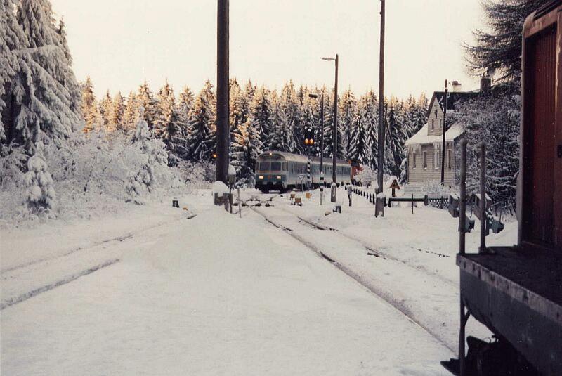 Der Gegenzug aus Arnstadt fhrt in den Bahnhof Rennsteig ein. Deutlich ist am Bahnhofsanfang die Doppelkreuzweiche erkennbar. Mrz 1998