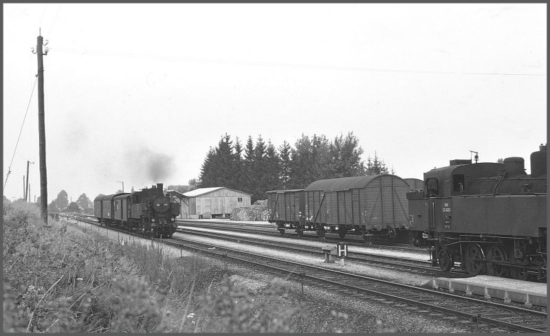 Der Gegenzug aus Gilgenberg mit 93.1418 trifft in Waidhofen a.d.Thaya ein. (Archiv 09/75)