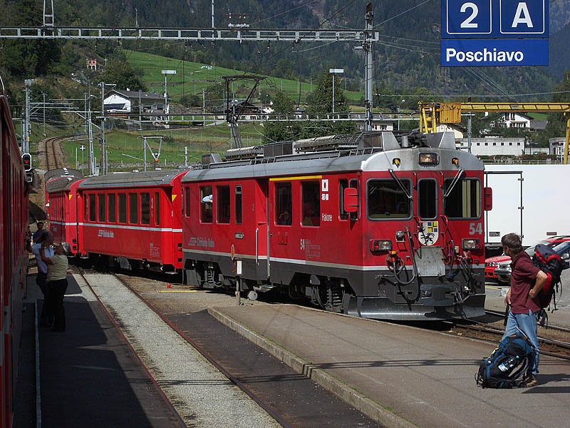 Der Gegenzug vom Berninapass kommend, fhrt mit ABe 4/4 III Nr. 54 auf Gleis 1 in Poschiavo ein, 11. Sept. 2009, 14:21
