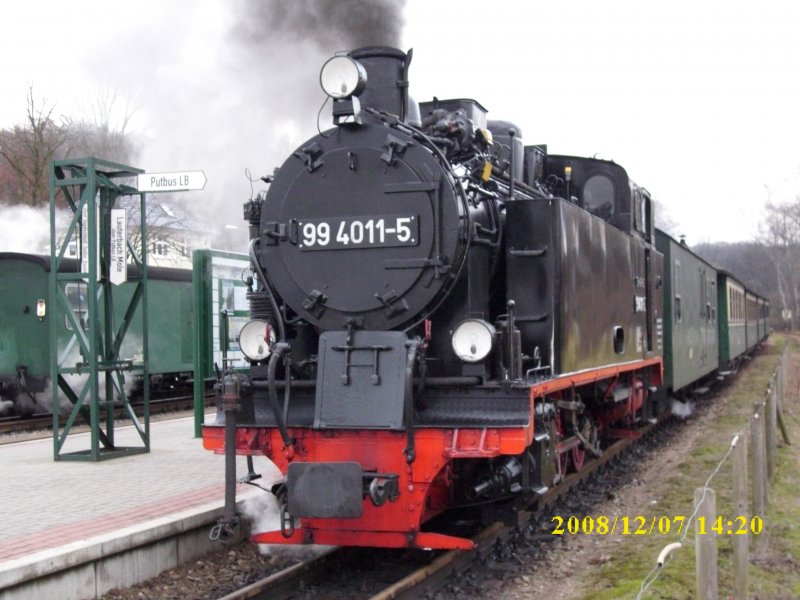Der Gegenzug von Bild 244586 Ghren-Putbus am 07.Dezember 2008 in Binz LB bespannt mit dem letzten Neuzugang 99 4011.