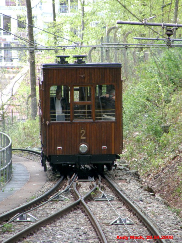 Der Gegenzug kommt an der Ausweichstelle vom Tal her herauf. (29.04.2008)