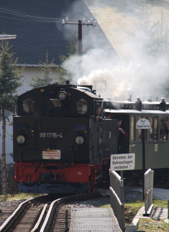 Der Gegenzug mit 99 1715-4 am 10.04.09 kurz vor dem Bahnhof Schmalzgrube.