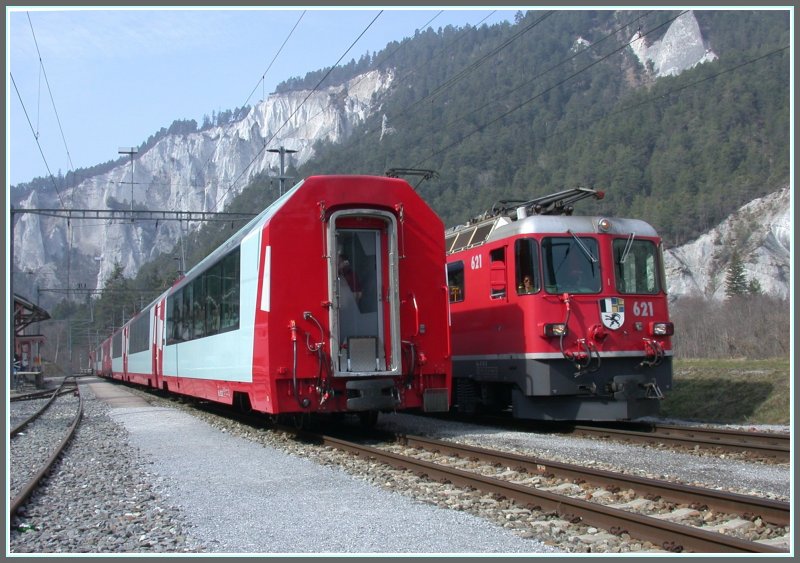 Der Gegenzug mit Ge 4/4 II 621  Felsberg  ist eingetroffen und der Glacier-Express setzt seinen Weg nach Zermatt fort. (18.03.2007)