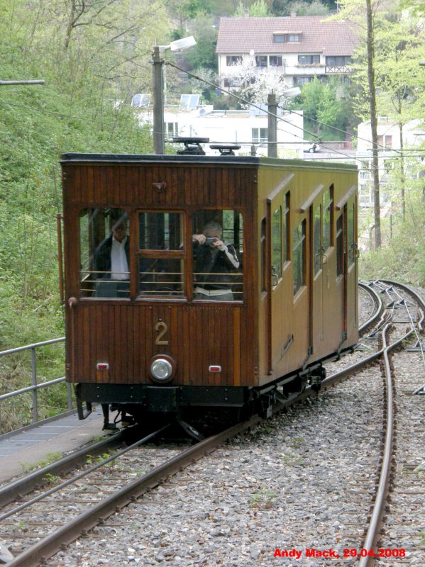 Der Gegenzug mit der Nummer 2 fhrt bergwrts an der Ausweichstelle vorbei. (29.04.2008)