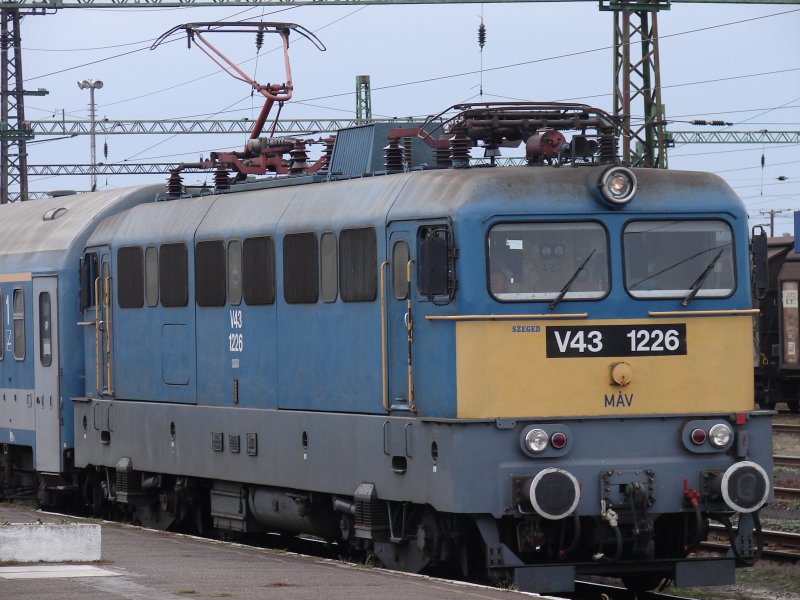 Der Gegenzug nach Budapest gezogen von einer V43 1226 im Bahnhof Kiskunfelegyhaza. Aufgenommen am 22.10.2007