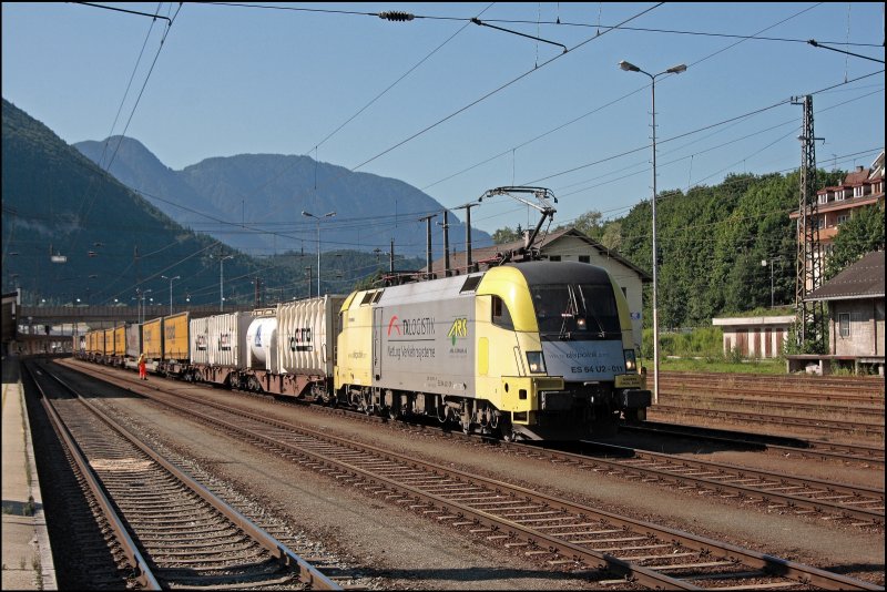 Der gelbe Lack der ES64U2-011 ist auch schon teilweise ausgeblichen. Am 10.07.2008 hat sie sich an den  Transped-Express  gesetzt und wird ihn nach Wanne-Eickel schleppen.
