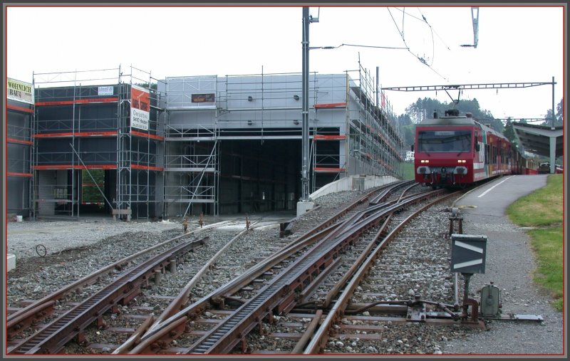 Der gemeinsame Depotneubau von Appenzellerbahn und Postauto ist im Rohbau fertig erstellt. Das zweite Geleise liegt wieder und die zwei Depotgeleise sind angeschlossen. Einen Freiverlad fr Gter gibt es nicht mehr. Heiden 20.07.2007