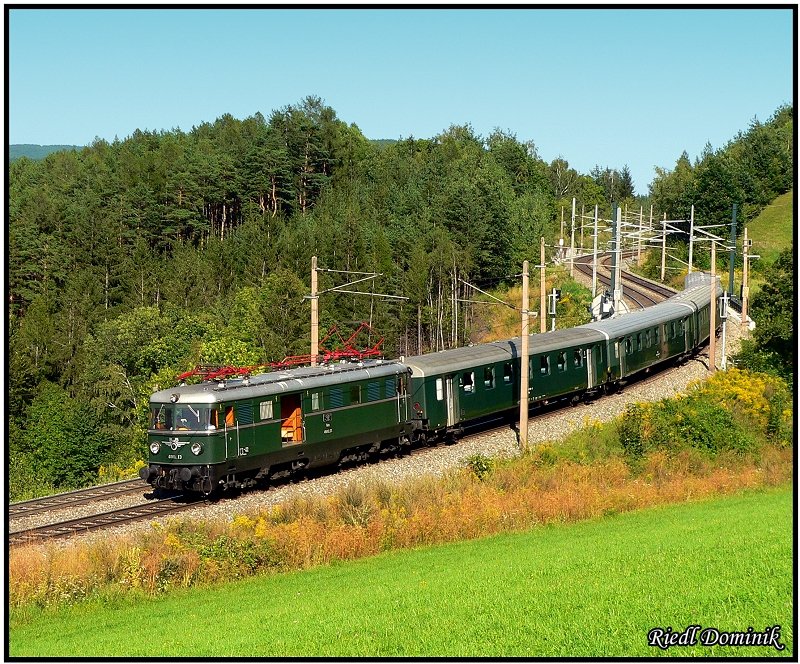 Der Gepcktriebwagen 4061.13 rollt mit dem Sonderzug auf das Blocksignal zwischen Eichberg und Kb zu. 31.08.2008