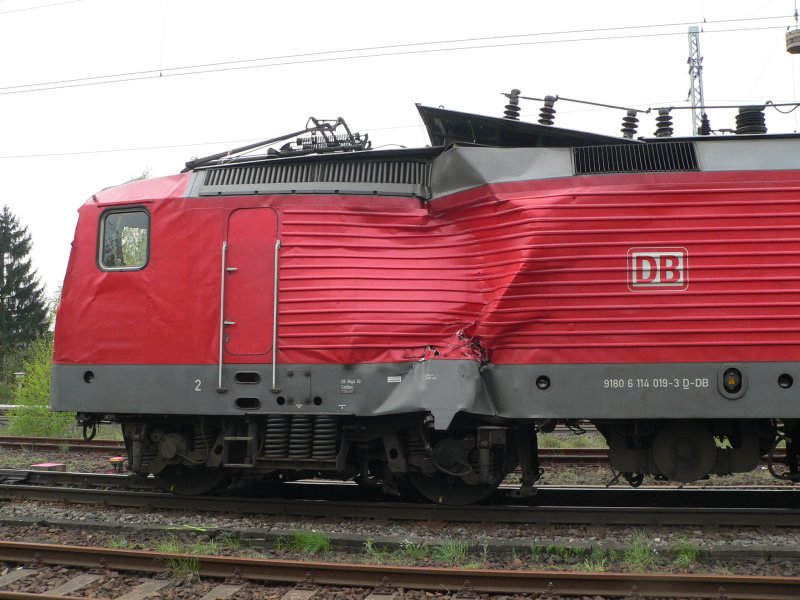 Der gesamte Rahmen der Lok ist verzogen. 114 019-3 nach ihrem Unfall. 18.4.2009