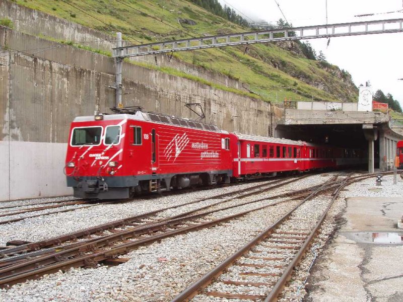 Der Glacier Express 905 (Chur->Zermatt) fhrt mit Rhtische Bahn Wagen auch. Hier kommt er in Zermatt an. 09.08.07
