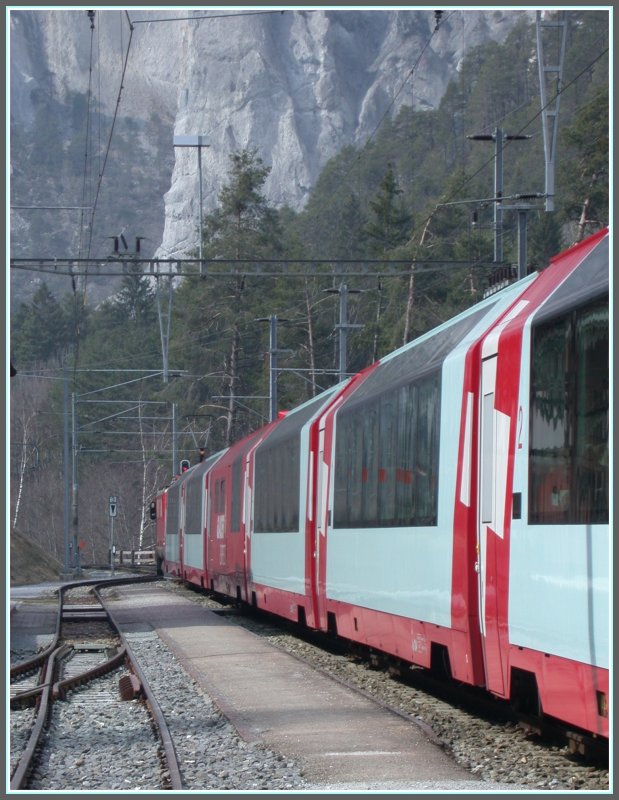 Der Glacier-Express 907 wartet in Versam-Safien auf einen Gegenzug. (18.03.2007)
