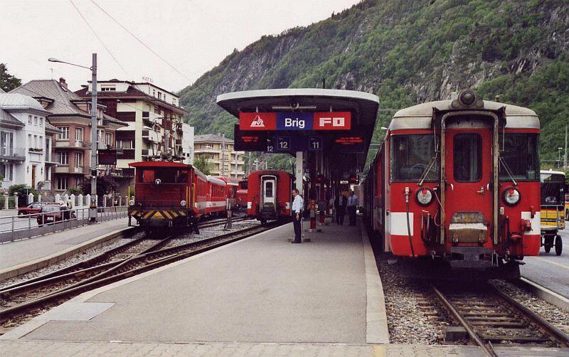 Der Glacier-Express ist in Brig (Mitte), hier bernimmt ihn die Zermatter Bahn. Die Gleise sind deutlich markiert, zu welcher Bahngesellschaft sie gehren. Mai 2000