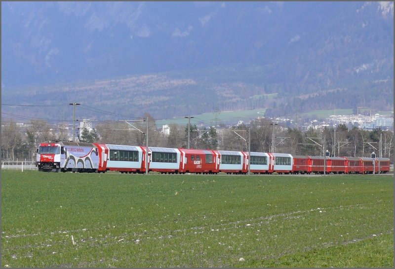 Der Glacier Express mit Ge 4/4 III 650  Seewis-Valzeina  hat soeben Chur verlassen und fhrt Richtung Felsberg. (31.03.2008)