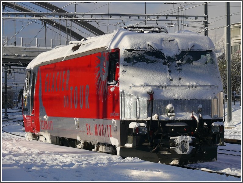 Der Glacier-Express ist momentan nicht auf Tour und heute ist sogar die Ge 4/4 III 651  Fideris  arbeitslos, da die Strecke nach St.Moritz gesperrt ist. Bf Chur (23.11.2008)