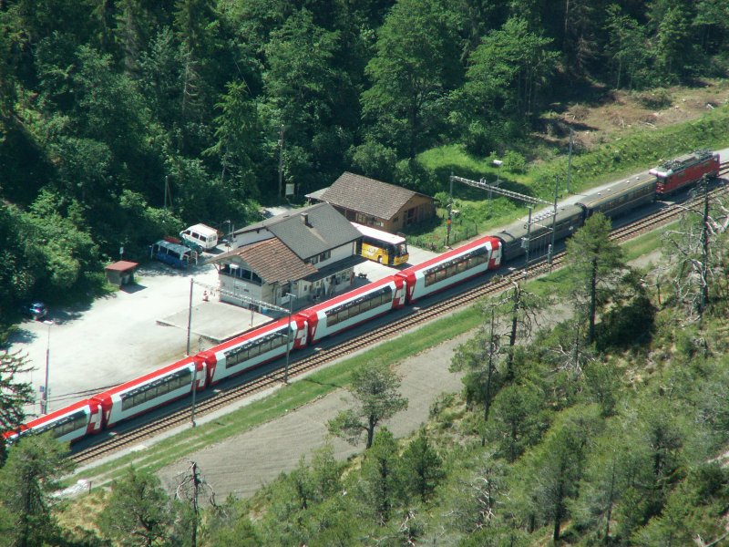 Der Glacier-Express wartet in der Station Versam-Safien einen Gegenzug ab.Flims/Conn 21.05.07