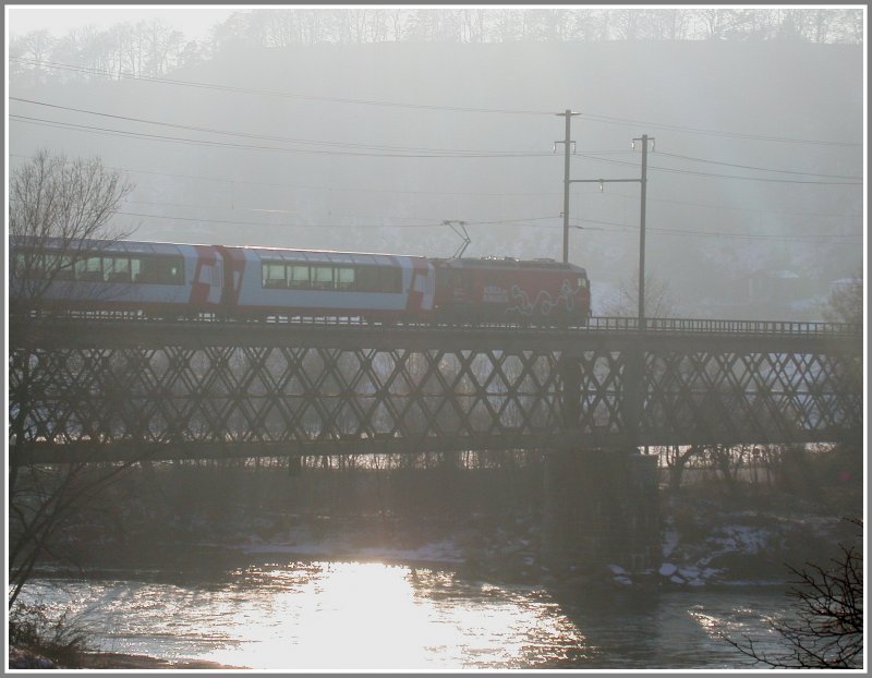 Der GlacierExpress auf der Hinterrheinbrcke bei Reichenau-Tamins im starken Gegenlicht. Ge 4/4 III 642  Breil/Brigels  100 Jahre Albula und Ruinaulta zieht den Schnellzug nach St.Moritz. (31.01.2007)