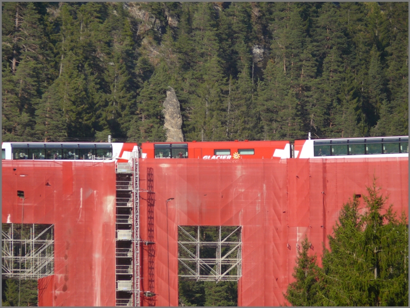 Der GlacierExpress hngt zwischen Himmel und Erde auf dem Landwasserviadukt. (01.10.2009)