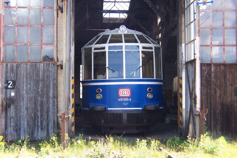 Der Glserne Zug, im Eisenbahnpark in Augsburg, im Juli 2005. Es wirkt wie ein Gru, aus vergangener Zeit