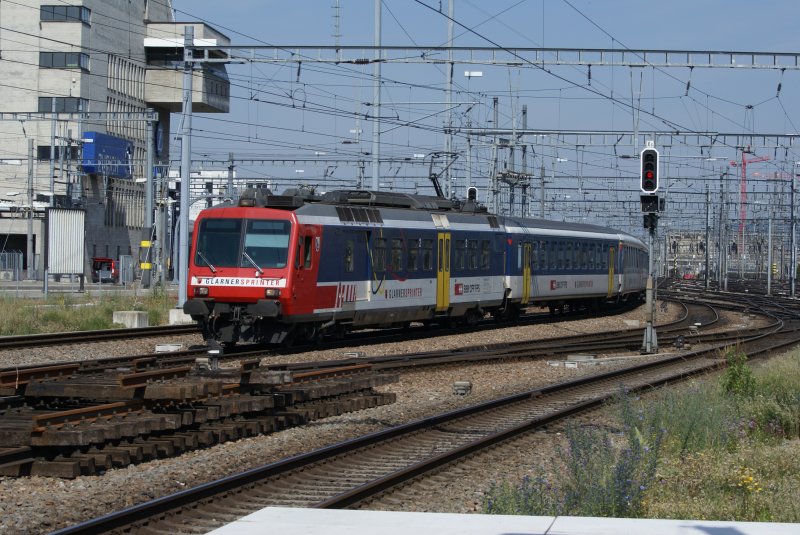 Der Glarnersprinter in der alten Farbgebung fhrt am 04.06.2009 in den HB Zrich ein.