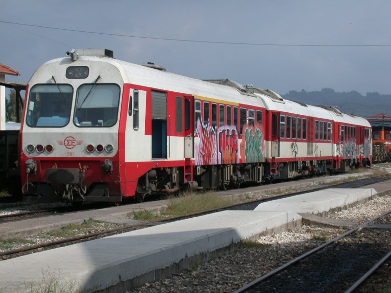 Der gleiche dreiteilige MAN Triebzug von der andern Seite im Bahnhof Pirgos/Peloponnes Schmalspurbahn. (30.10.2006)