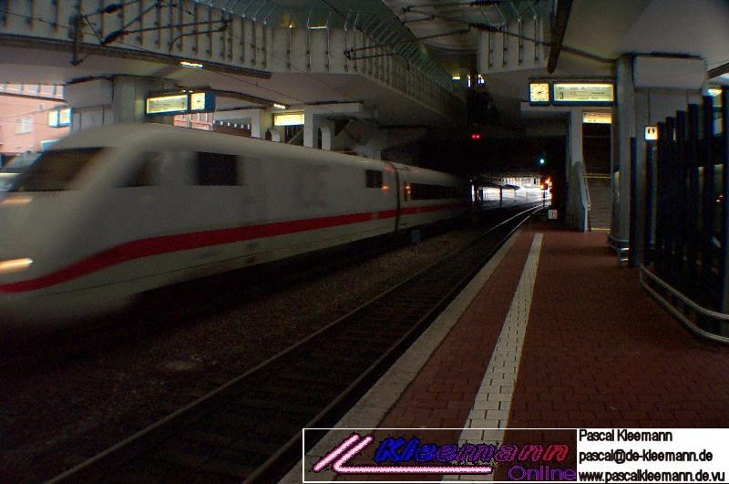 Der gleiche einfahrende ICE, aber von vorn.