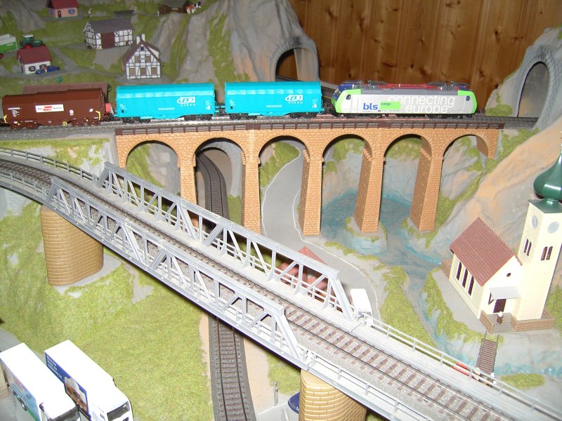 Der gleiche Gterzug nur wenige minuten Spter auf dem Wiadukt.