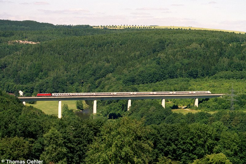 Der gleiche Zug wenige Sekunden spter auf dem 2. Hetzdorfer Viadukt.