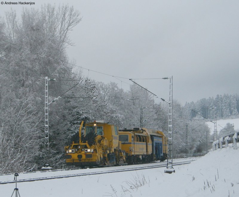 Der Gleisstopfexpress Filstalexpress von Leonhard Wei Richtung RO am km 70,0 7.12.08